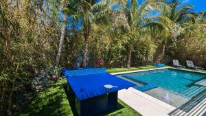 Deja Blu - 1 Block to Beach! Tropical Oasis, Poolside Lounge, Pool & Spa by Anna Maria Life