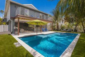 Deja Blu - 1 Block to Beach! Tropical Oasis, Poolside Lounge, Pool & Spa by Anna Maria Life