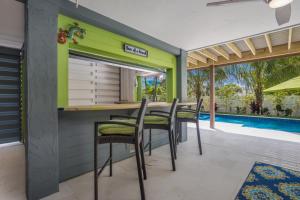 Deja Blu - 1 Block to Beach! Tropical Oasis, Poolside Lounge, Pool & Spa by Anna Maria Life