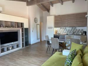 Elegant three-room apartment overlooking the sea