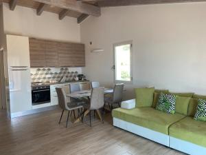 Elegant three-room apartment overlooking the sea