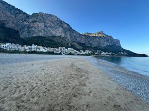 Cortile Lo Cicero 10- Al centro tra mare e città-