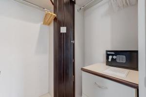 Elegant Oceanview 2BR Condo 2-Min Walk to Beach