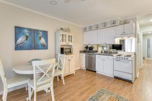 Poolside Bliss, Beach Strolls! Hilton Head Retreat