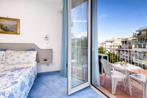 Cafiero Azure Flat