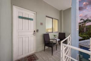 Sunny 2BR Condo with Pool Steps to Town and Beach