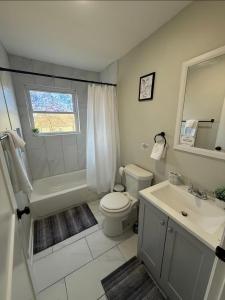 Uptown Modern Escape 4bd 2ba