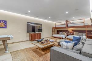 Luxury Ocean Front Villa Full Staff Lovely View