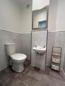 Hazel House Liverpool - 5 bedrooms - 5 Bed - 5 Bath - Group Stay