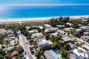 Sea Creatures Cottage - Steps to beach! Putting Green, Rooftop Deck, Pool by Anna Maria Life