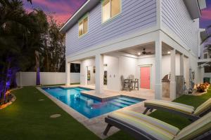 Sea Creatures Cottage - Steps to beach! Putting Green, Rooftop Deck, Pool by Anna Maria Life