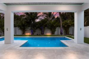 Sea Creatures Cottage - Steps to beach! Putting Green, Rooftop Deck, Pool by Anna Maria Life