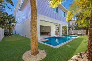 Sea Creatures Cottage - Steps to beach! Putting Green, Rooftop Deck, Pool by Anna Maria Life