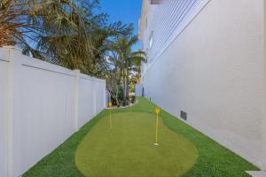 Sea Creatures Cottage - Steps to beach! Putting Green, Rooftop Deck, Pool by Anna Maria Life