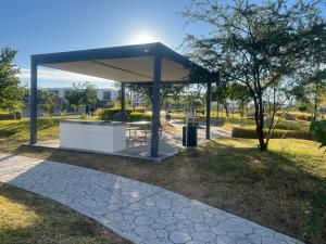 La casa frente a la alberca