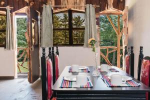 Cabaña rústica de piedra y madera en las montañas