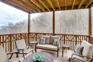 Forest-View Balcony and Trail Access! Burnsville Gem