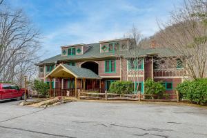 Forest-View Balcony and Trail Access! Burnsville Gem