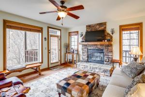 Forest-View Balcony and Trail Access! Burnsville Gem
