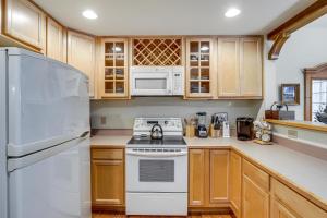 Forest-View Balcony and Trail Access! Burnsville Gem