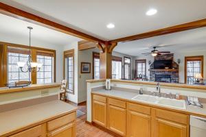 Forest-View Balcony and Trail Access! Burnsville Gem