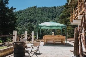 Cabaña rústica de piedra y madera en las montañas