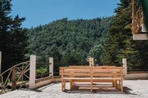 Cabaña rústica de piedra y madera en las montañas