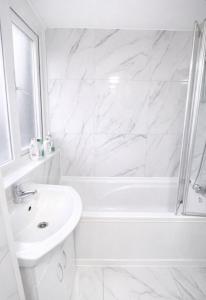 Extra large king size spacious room next to Queen Elizabeth Hospital