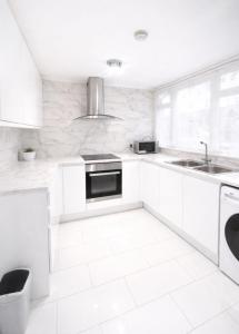 Extra large king size spacious room next to Queen Elizabeth Hospital