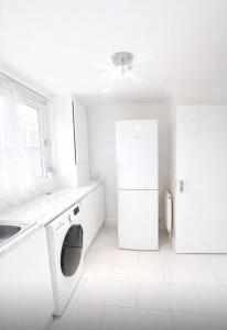 Extra large king size spacious room next to Queen Elizabeth Hospital