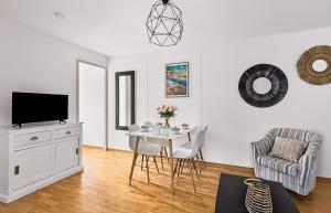 Maisonnette, jardin, terrasse, parking et piscine