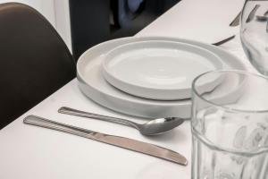 LAW 5 - is 2 Rooms, 4 Beds, Private Parking, Fully Equipped