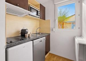 Maisonnette, jardin, terrasse, parking et piscine