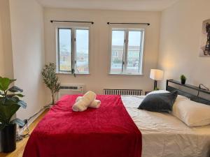 Spacious with NYC views, washer & dryer