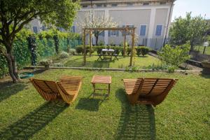 Ines Lake Garden - with private parking & garden