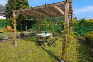 Ines Lake Garden - with private parking & garden