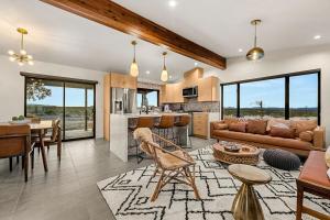 Modern on Mars - NEW Construction - SPA - Fire-pit