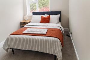 Stylish 2-Bed Home with Parking in Central Notts