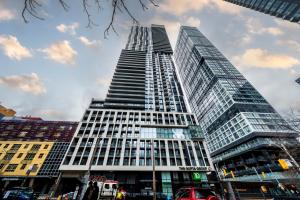 Chic 2 Bedroom Close to Eaton Centre