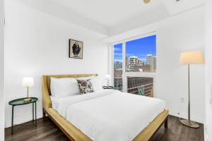 Chic 2 Bedroom Close to Eaton Centre