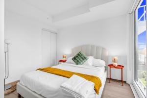 Chic 2 Bedroom Close to Eaton Centre