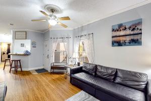 Sunny condo with pool, hot tub, tennis court, & gym - balcony & washerdryer