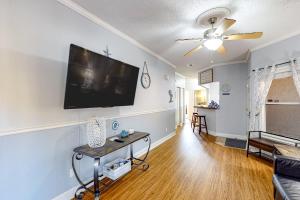 Sunny condo with pool, hot tub, tennis court, & gym - balcony & washerdryer