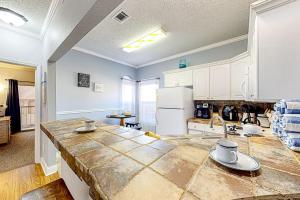 Sunny condo with pool, hot tub, tennis court, & gym - balcony & washerdryer