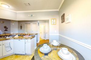 Sunny condo with pool, hot tub, tennis court, & gym - balcony & washerdryer