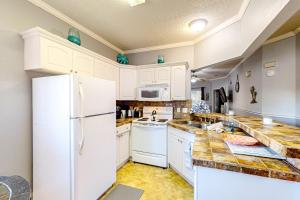 Sunny condo with pool, hot tub, tennis court, & gym - balcony & washerdryer