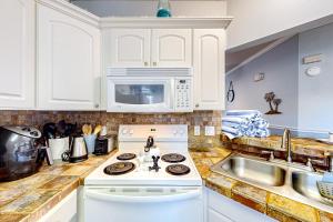 Sunny condo with pool, hot tub, tennis court, & gym - balcony & washerdryer