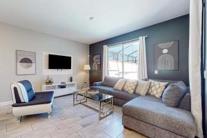 Spacious townhouse with resort amenities, private heated pool and WD