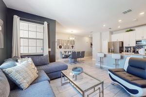 Spacious townhouse with resort amenities, private heated pool and WD