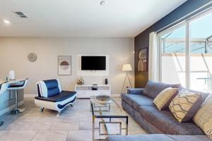 Spacious townhouse with resort amenities, private heated pool and WD